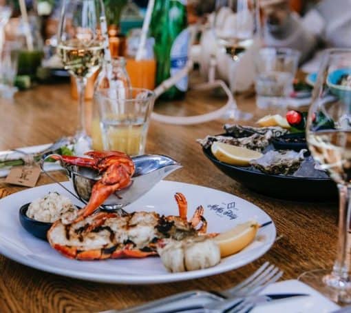 5 X de leukste plekjes om een drankje te doen in Den Haag. Den Haag is een stad die de laatste jaren enorm is veranderd. Er zijn super leuke restaurants en kroegen bijgekomen. Wij maakte een lijst met de 5 X de leukste plekjes om een drankje te doen in Den Haag.