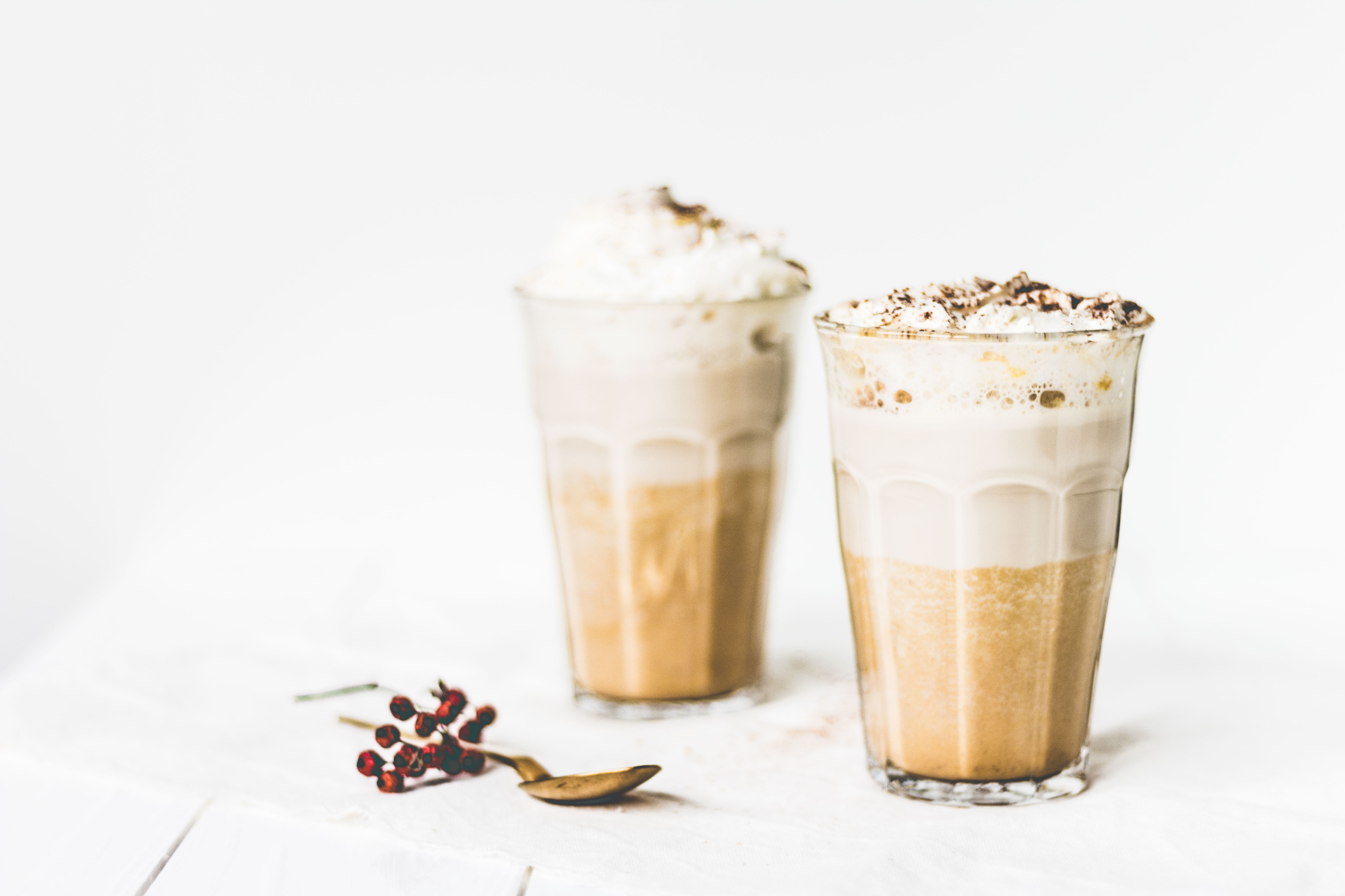 Pumpkin latte recept van Firma Schie. Pumpkin Latte vers recept die je thuis kan maken in de keuken. Niet te zoet zoals de star bucks variant. Deze kan je snel thuis maken en van genieten met twee personen. Het recept kan je vinden op Girls Who Drink!