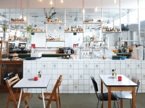 Maastricht. Een prachtige stad met bourgondische, creatieve en ondernemende mensen. Je kunt er goed eten, winkelen en de gastronomie is erg belangrijk. Eindeloos ronddwalen tussen alle kronkelstraatjes, de nacht doorbrengen in hotels met karakter en naar leuke kroegen. Dit zijn de leukste hotspots van Maastricht! Weekend weg, what to do, weekend tips, Maastricht, stedentrip nederland