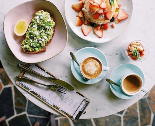 Weekend Tips van 2, 3 en 4 maart Levensgenieters! Wat doen jullie dit weekend? Genieten van feestelijke hapjes en gezellige muziek? Een seizoenslunch of vegan diner? Uitgebreid brunchen met bloody mary's of Franse creatieve hapjes en jazzy tunes? Als Girls Who Drink & Eat komen jullie niets te kort! Dit zijn de weekend tips van 2, 3 en 4 maart! weekend Amsterdam, things to do, brunchen Amsterdam, dineren Amsterdam muziek Amsterdam, weekend guide, uit in Amsterdam, activiteiten amsterdam