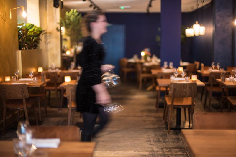 Aan de rand van de Jordaan in Amsterdam West zit een 5-delige horecazaak waar je de hele dag kunt vertoeven. Razmataz is alles voor iedereen; een veelzijdige ruimte met restaurant, een intieme private-dining ruimte, een koffiehuis en een café/bar. Deze week op jullie culinaire bucketlist: Restaurant Razmataz. Nieuw jasje. hotspot Amsterdam. Girls Who Magazine. Girls Who Eat. Girls Who Drink.. Dinner Amsterdam. Foodspot Amsterdam. Razmataz Amsterdam. Fine dining Amsterdam.