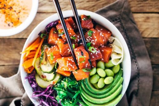 Gek op sushi? Dol op salades? Check, poké bowls zijn voor jou uitgevonden! Er zijn al vele hotspots te vinden waar je zo'n kleurrijke bowl kan verkrijgen. Daarom delen we in dit artikel 10 makkelijke & snelle poké bowl recepten ter inspiratie! poke bowl recept kip, poke bowl recept tonijn, poke bowl recept zalm