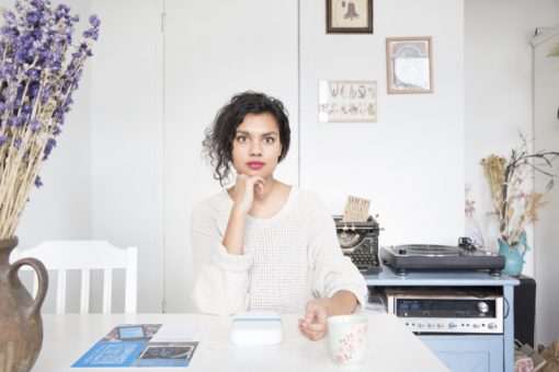 Freelance Journalist & Founder Soulstores Talita Kalloe. Vanuit haar werk als freelance journalist en vanwege haar liefde voor creatief ondernemerschap in mode, lifestyle en interieur brengt ze retailers, ontwerpers en consumenten samen. Ze delen de liefde voor bijzondere winkels, kwalitatieve producten en authentieke verhalen, en dragen op die manier bij aan een bewuste, duurzame en stijlvolle levensstijl. Ze is de soul achter soulstores, copywriter en een prachtige mommy-to-bo die geniet van het leven. Talita Kalloe, hoe doet ze het? Drankje met. Interview met. Interview girlboss. Onderneemster. Inspiratie. Motivatie.