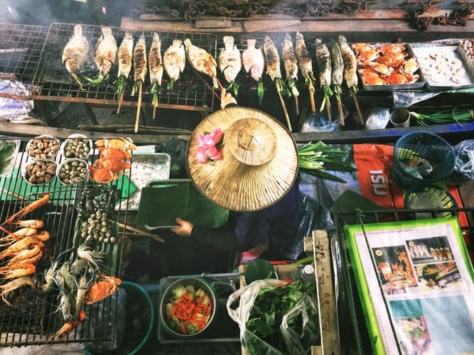 Vietnam is een land waar je eigenlijk de hele dag lang buiten wil zijn. Zeker in de hoofdstad Hanoi en het grote Saigon is overal iets te zien, te beleven en vooral te proeven. Vietnamees street food is een begrip en heel vaak lekkerder, beter en authentieker dan het eten in de restaurants. Het is wel even iets anders dan die hotdogkraam of poffertjeskraam op de straat die wij hier kennen! Elk kraampje verkoopt vaak maar één gerecht en er is geen menu, dus je moet even observeren wat er precies wordt verkocht. Om je alvast een beetje te helpen voordat jij Vietnam bezoekt, is hier een lijst met het beste dat Vietnamees street food te bieden heeft.. Streetfood. Vietnam. Asian streetfood. Asian food.