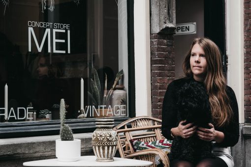 In een van de oude zij staarten van Leiden bevindt zich concept store MEI van Mandy de Groot. Als je denk dat dit haar eerste concept is dan heb je het mis want dit is alweer haar tweede succesvolle onderneming.