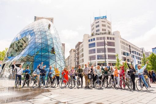 Eindhoven. Een diverse stad met een verhaal. Een stad vol parels die wachten om door jou ontdekt te worden. Samen met Visit Brabant probeerden wij de veelzijdigheid van deze stad bloot te leggen. We gingen op pad met local Rik Verhalle, die ons kennis liet maken met Eindhoven en haar continue groei aan nieuwe ontwikkelingen, creativiteit en design. Maar ook haar overvloed in culinaire hotspots. Eindhoven de gekste? Let’s find out! Cityguide Eindhoven. Citytips Eindhoven. Weekend Eindhoven. Weekendguide Eindhoven. Visit Brabant. Brabant is open.