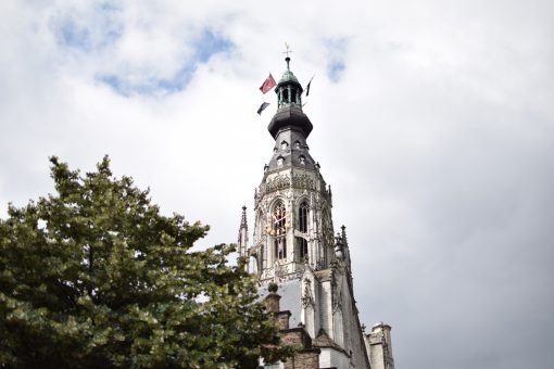 Eventjes hélemaal klaar met rolkoffertourisme in Amsterdam, dronken studenten in Groningen of juist de stilte in Zeeland? In dat geval hoef je geen vliegtickets te boeken, maar stap je gewoon in de trein naar een andere stad. Je bespaart én geld, én ontdekt meer van wat Nederland te bieden heeft. Girls Who Magazine ging op stap in Bourgondisch Breda en zijn weer een beetje meer verliefd geworden. We vertellen door middel van deze City guide waarom. City tour Breda. Hip Ambacht Breda.