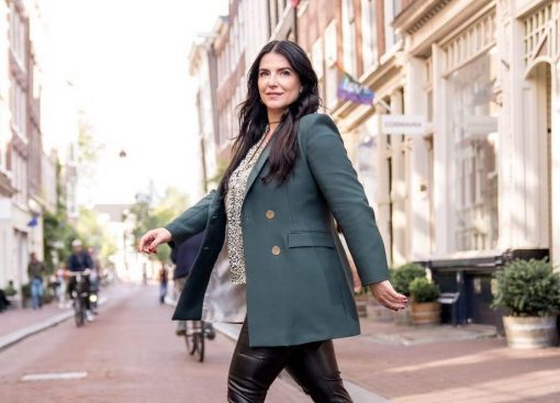 Onder de categorie 'Drankje Met' vind je interviews voor én door ambitieuze levensgenieters. Van grote social influencers tot female empowerment auteurs of ondernemende fashionista's. Deze week praten we met Jelena over het runnen van een all-round marketing agency. Wat komt daar bij kijken? Wij spraken de ambitieuze Jelena Krstic over ondernemen en het runnen van haar bedrijf MISSJ.theAgency.