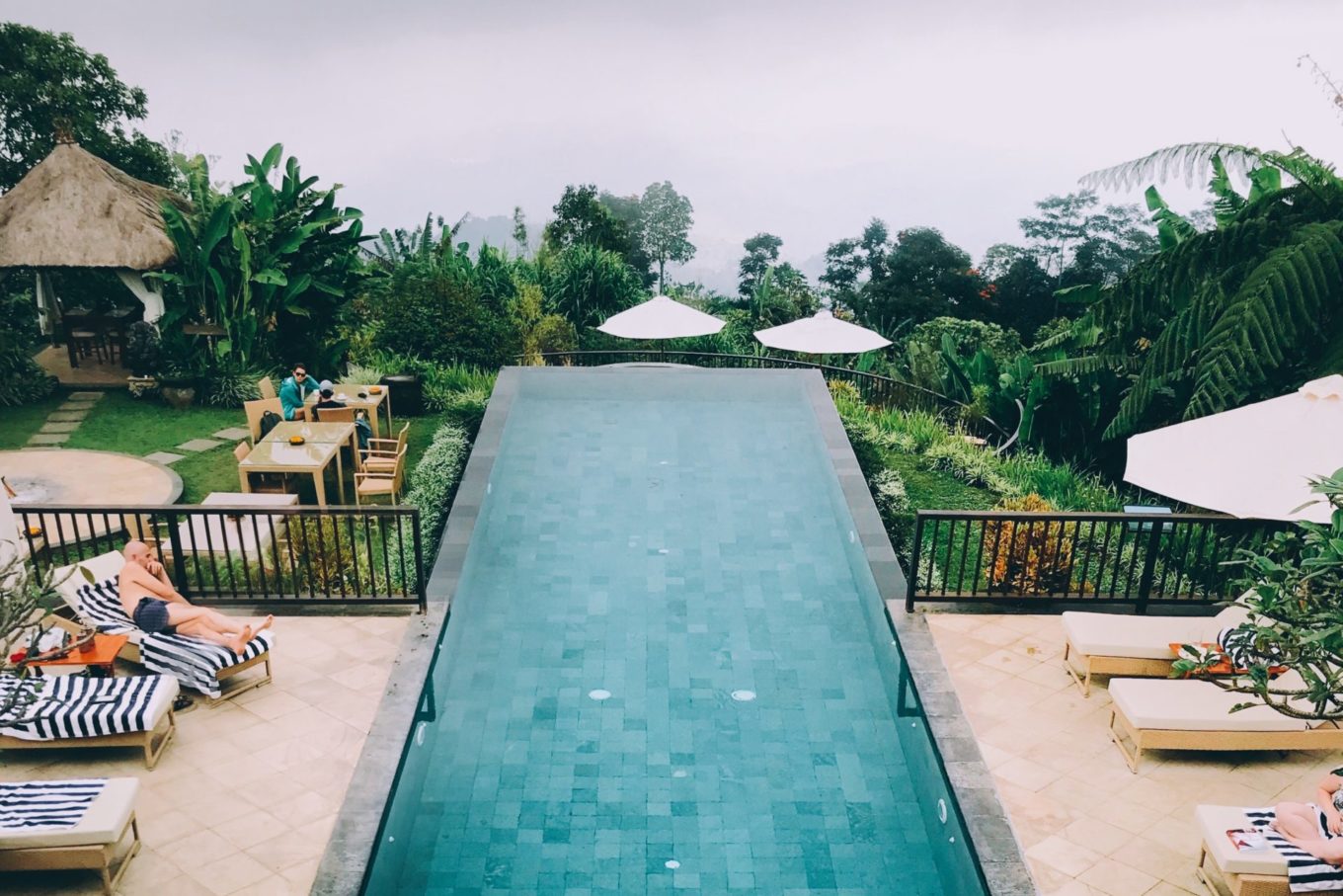 overloopzwembad Bali - hanging gardens of Bali - instagram zwembaden bali - zwembad met uitzicht Bali - Ubud infinity pool