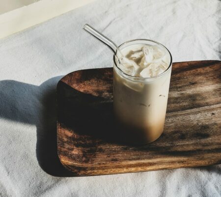 Zelf iced chai latte maken - iced chai latte maken - thuis iced chai latte maken - Hoe maak je iced chai latte thuis - iced chai latte
