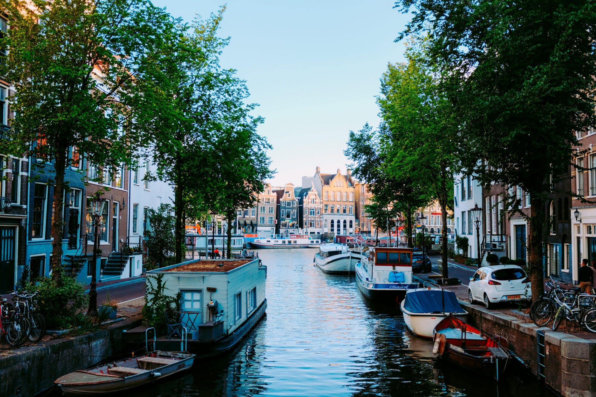 boot huren amsterdam - bootje huren amsterdam zelf varen - vaarroutes Amsterdam -bootje huren amsterdam met schipper - boot huren amsterdam omgeving - boot varen Amsterdam - boot huren amsterdam grote groep - rondvaart amsterdam - sloep huren amsterdam