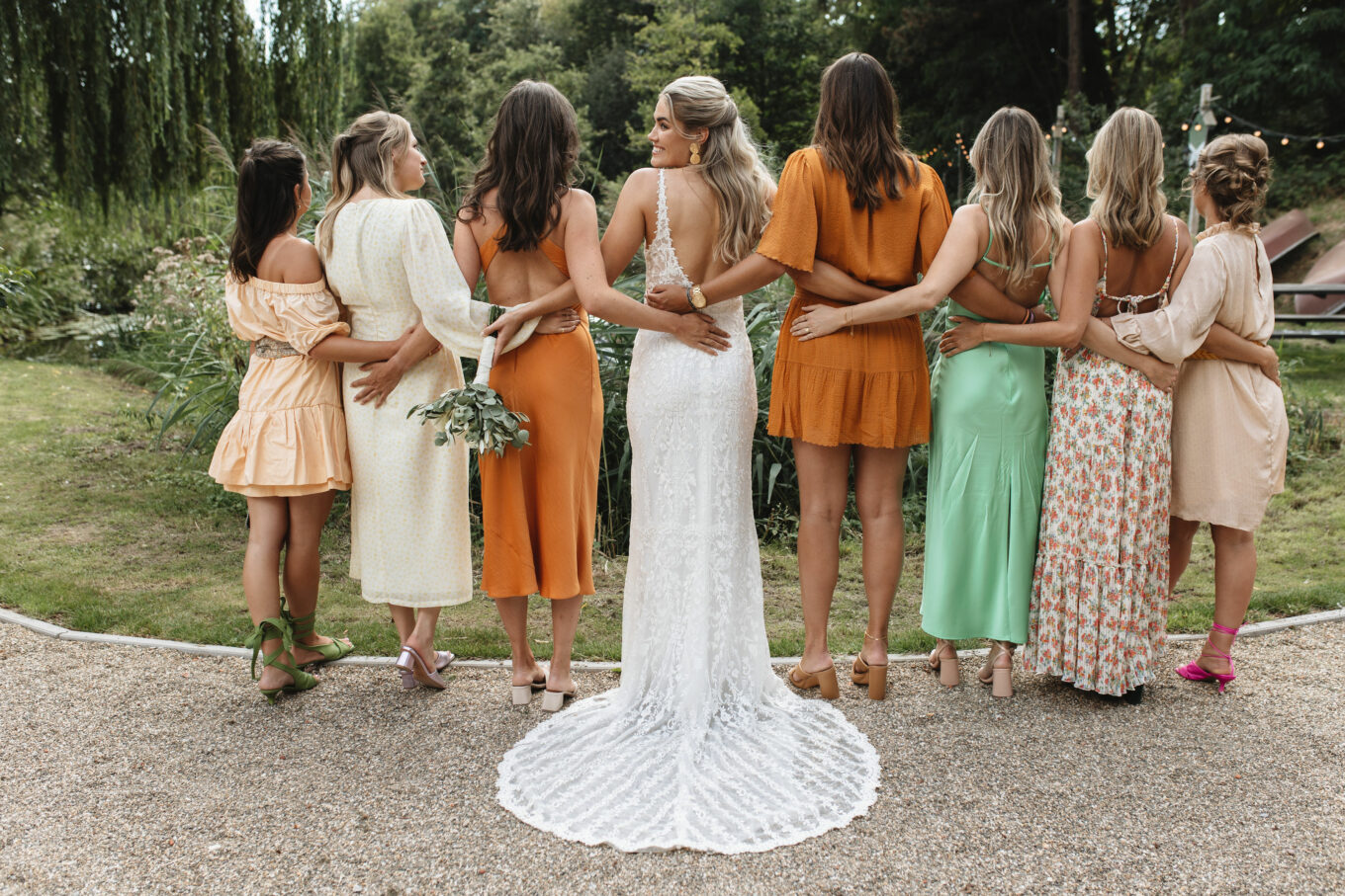 Overtekenen details kloof Tips voor de mooiste bruiloft jurkjes (+ dresscode do's & don'ts)