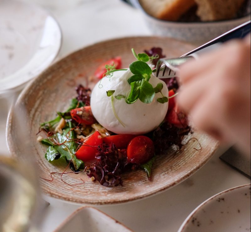 recepten met burrata - verschil burrata mozarella - koken met burrata - salade met burrata - burrata kopen supermarkt - burrata met tomaat - burrata recept hoofdgerecht - pasta met burrata - verschil mozzarella burrata - straciatella - burrata tips - verschillen