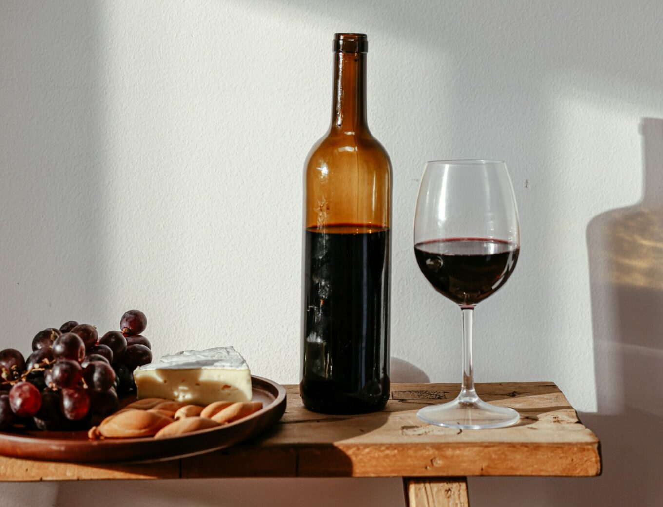 cadeau wijndrinker - luxe wijn cadeau - wijnproeverij thuis cadeau - kaasplankje met wijn cadeau - brievenbus cadeau wijn - wijn cadeau tips - cadeau tips