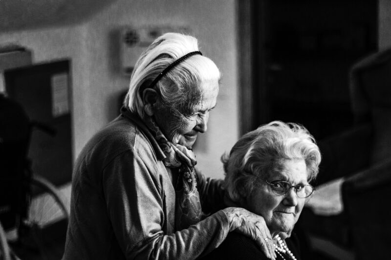 Eenzame ouderen helpen - eenzame ouderen activiteiten - eenzame ouderen corona - eenzame ouderen kerst
