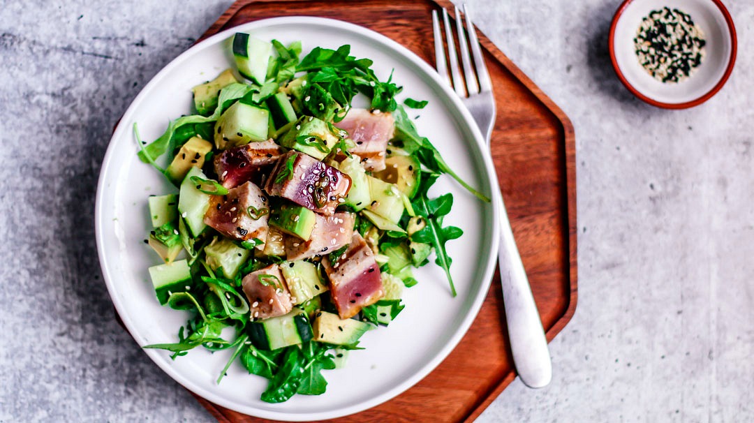 salade met tonijn - salade met tonijn steak - recept gegrilde tonijn steak - recept tonijn steak - recept wasabi vinaigrette - salade recepten met tonijn