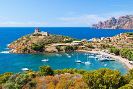 in dit artikel vind je tips voor originele uitjes op het Griekse eiland Zakynthos en Corsica.