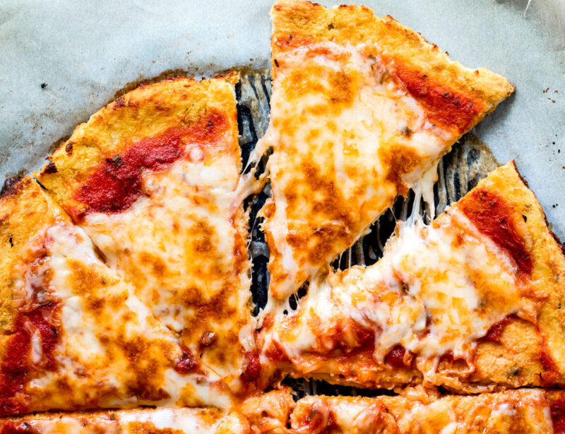 bloemkool pizzabodem - bloemkool pizzabodem maken - bloemkoolbodem - pizzabodem van bloemkool - gezonde pizza bodem - bodem van bloemkool - bloemkoolbodem -