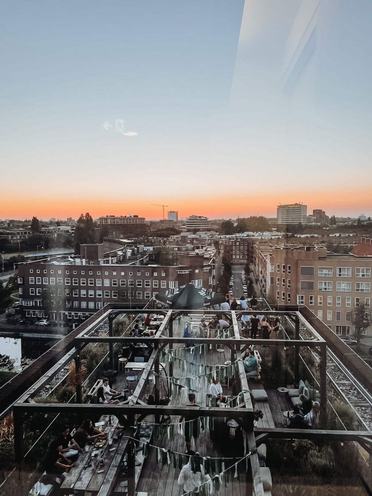 Meer terrassen met lang zon in Amsterdam vind je onder de foto >