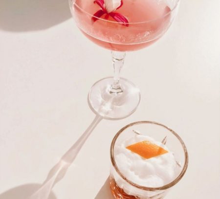 roze cocktail recepten - roze cocktail - roze cocktail recept - roze cocktail maken - roze cocktails maken - cosmopolitan - frosé - roze drankjes