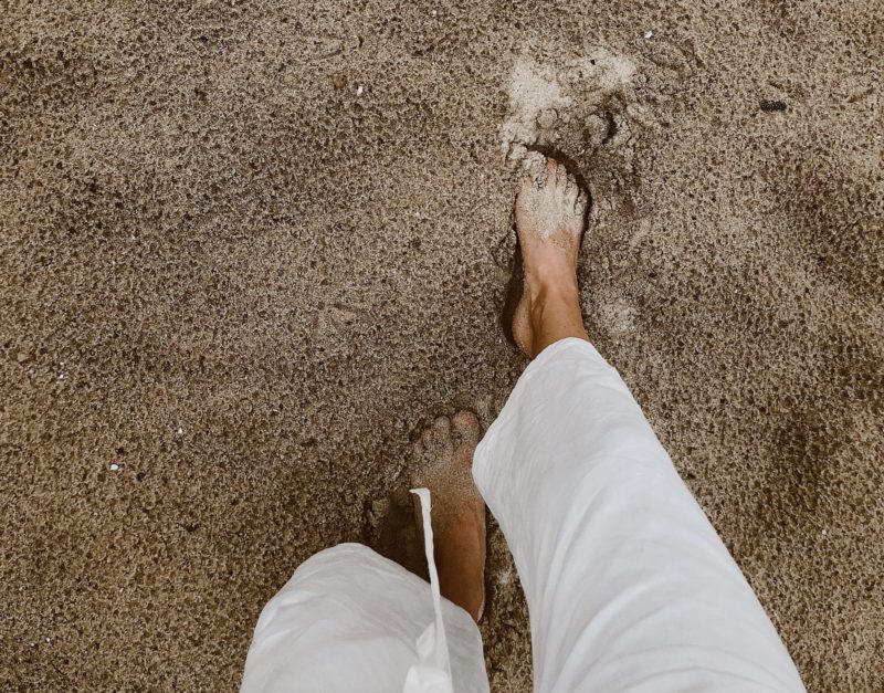 Stadsstranden in Amsterdam. Stadsstranden Amsterdam. City Beach. Er komt een soort Nederlandse hittegolf en het koel de komende dagen (gelukkig) nog niet af. Tijd om verkoeling te zoeken. Maar wat doe je als je hoofd in een ver land zit, maar je lichaam toch echt nog ff thuis moet blijven? Yes, verkoeling zoeken bij Amsterdamse zoetwaterstranden. Van industriële locaties tot bosrijke plekken, voor zand tussen je tenen en een briesje door je haar moet je bij deze stadsstranden in Amsterdam zijn. STRAND AMSTERDAM ZUID - STRAND Amsterdam noord - strand met terras amsterdam