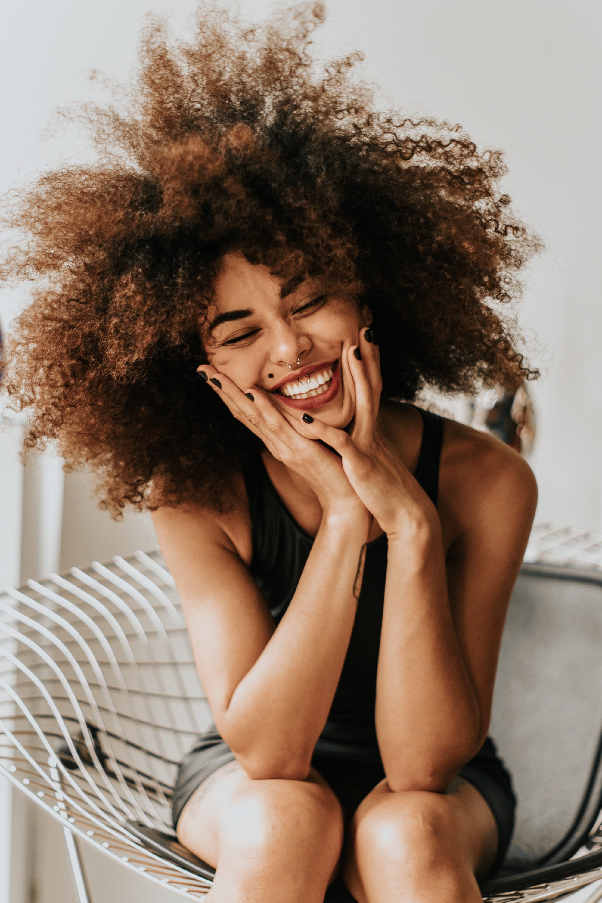 tanden bleken thuis - thuis tanden bleken - tips voor witte wanden - wittere tanden tips - tandenborstel - vrouw met witte tanden