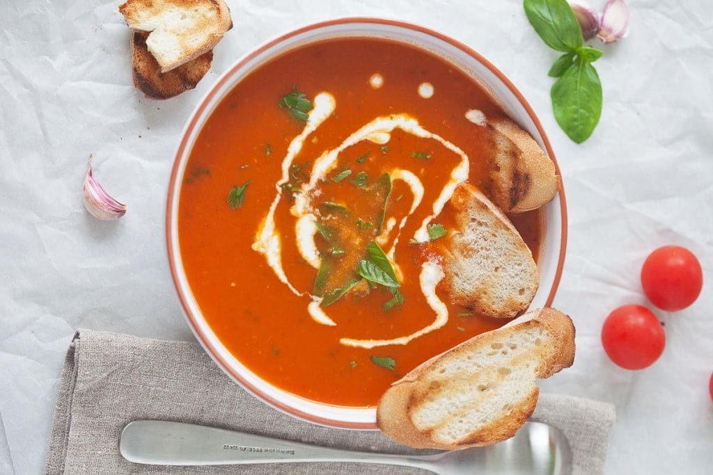 geonde soepen // gezonde soep maken - zelf soep maken - makkelijke soep recepten - thuis soep maken - tomatensoep maken - groente soep maken - winterse soeprecepten - soep basis maken - courgette soep maken - snelle soep maken
